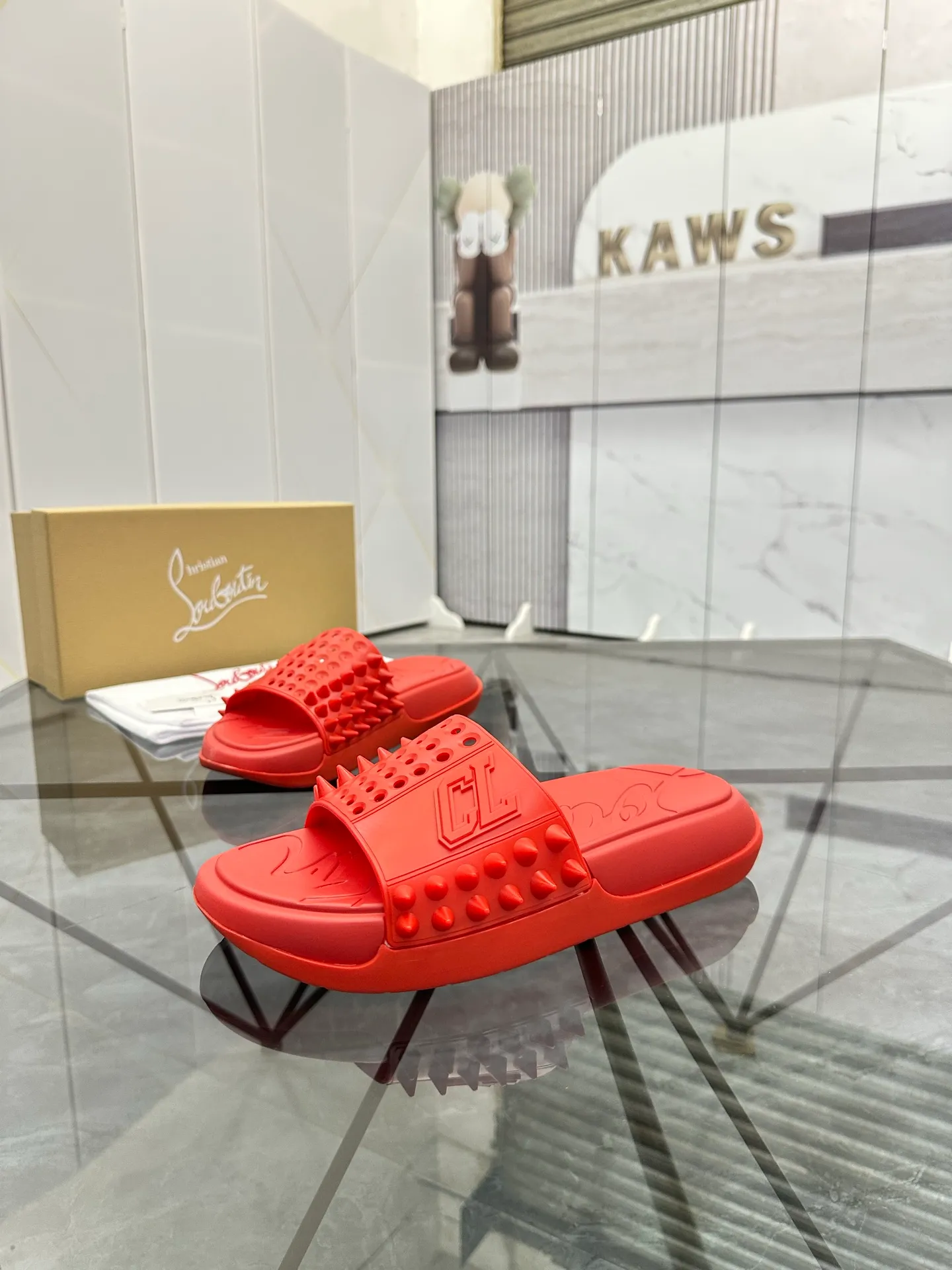 Men's shoes: 💰P300¥ Product trademark: CL red-soled shoes* "CL*" slippers Regular size: 38-44 (men's 45.46 can be customized) Product materials: imported cowhide upper, professional 5D craftsmanship, high-end rivets, sheepskin lining, original outsole. Number: 789